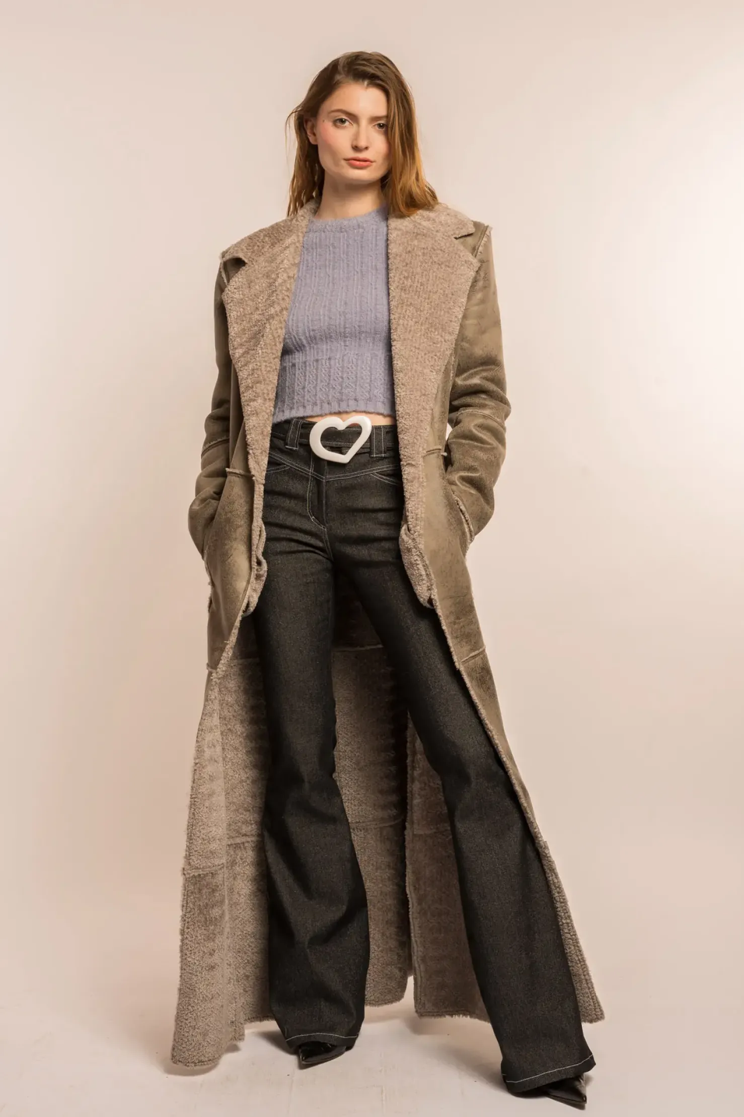 MaisonCléo Vestes / Manteaux>COUP DE FOUDRE défilé LOOK 22 – Manteau maxi gris en faux cuir de mouton retourné et fausse fourrure