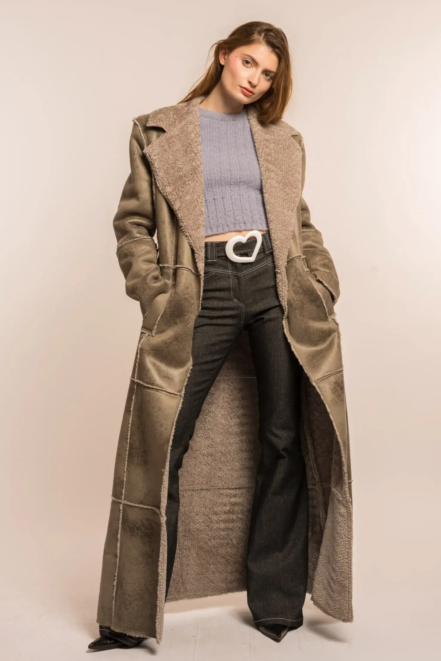 MaisonCléo Vestes / Manteaux>COUP DE FOUDRE défilé LOOK 22 – Manteau maxi gris en faux cuir de mouton retourné et fausse fourrure