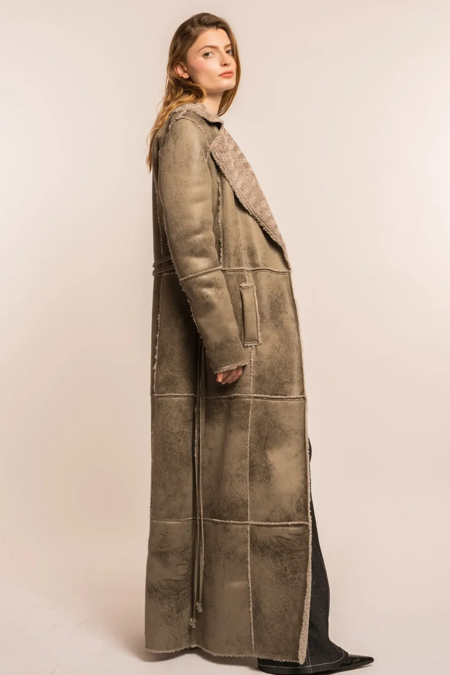 MaisonCléo Vestes / Manteaux>COUP DE FOUDRE défilé LOOK 22 – Manteau maxi gris en faux cuir de mouton retourné et fausse fourrure