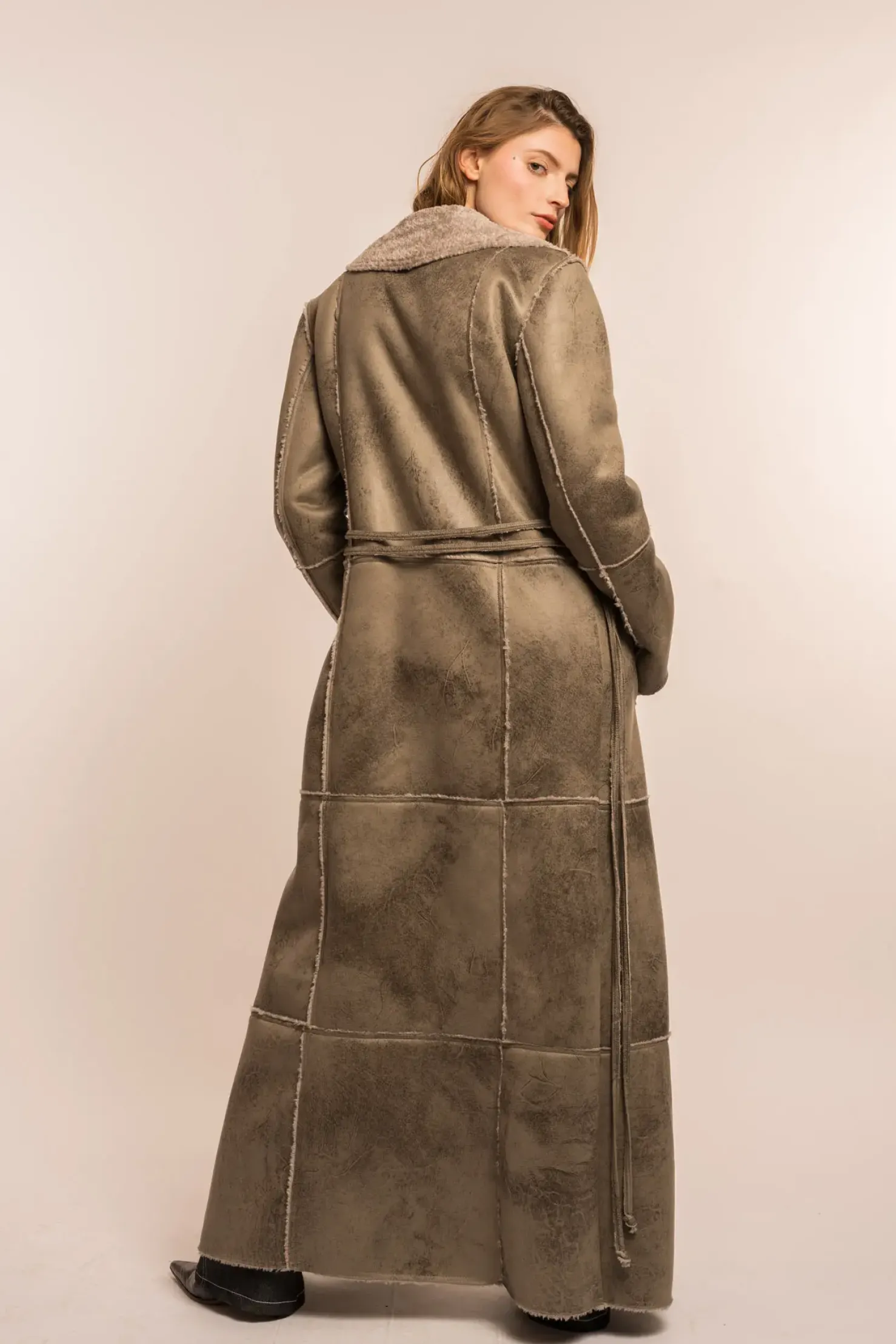 MaisonCléo Vestes / Manteaux>COUP DE FOUDRE défilé LOOK 22 – Manteau maxi gris en faux cuir de mouton retourné et fausse fourrure