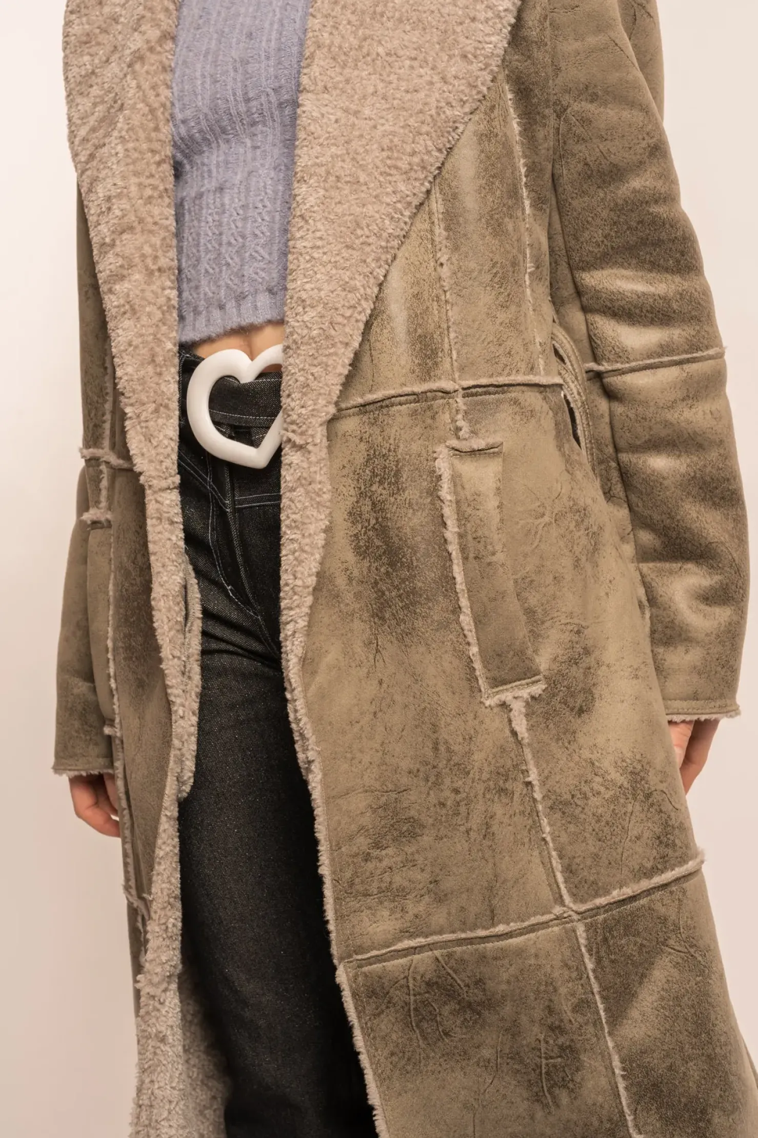 MaisonCléo Vestes / Manteaux>COUP DE FOUDRE défilé LOOK 22 – Manteau maxi gris en faux cuir de mouton retourné et fausse fourrure