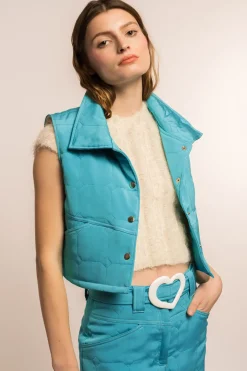 MaisonCléo Vestes / Manteaux>COUP DE FOUDRE défilé LOOK 19 – Veste courte sans manches matelassée satinée bleu turquoise