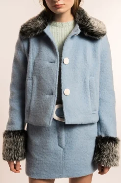 MaisonCléo Vestes / Manteaux>COUP DE FOUDRE défilé LOOK 10 – Veste en laine bleu ciel col fausse fourrure noire et grise