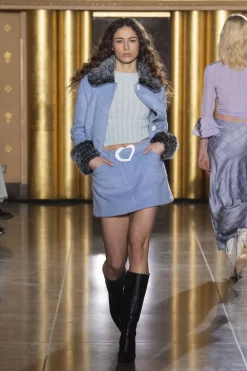 MaisonCléo Vestes / Manteaux>COUP DE FOUDRE défilé LOOK 10 – Veste en laine bleu ciel col fausse fourrure noire et grise