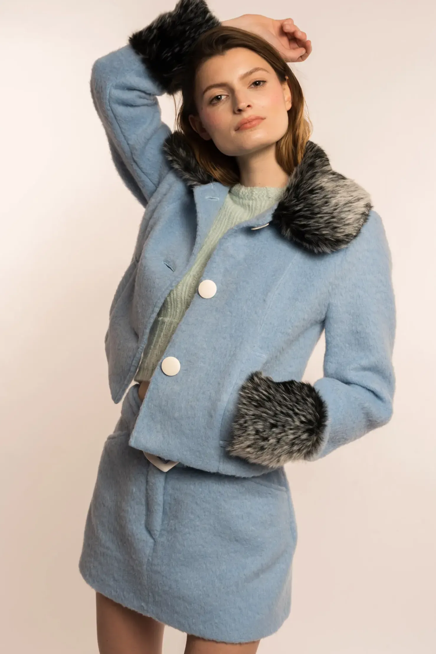 MaisonCléo Vestes / Manteaux>COUP DE FOUDRE défilé LOOK 10 – Veste en laine bleu ciel col fausse fourrure noire et grise