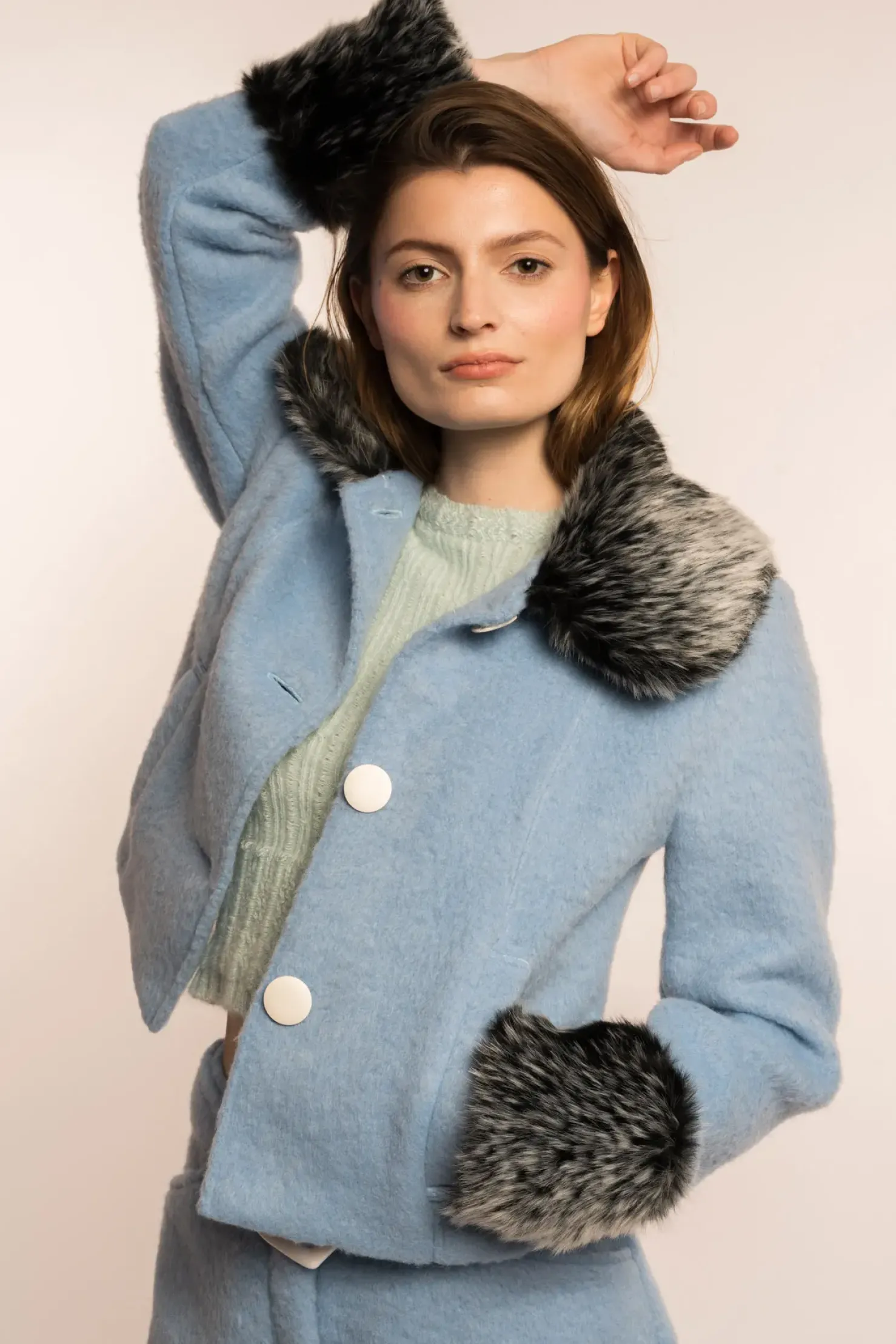 MaisonCléo Vestes / Manteaux>COUP DE FOUDRE défilé LOOK 10 – Veste en laine bleu ciel col fausse fourrure noire et grise