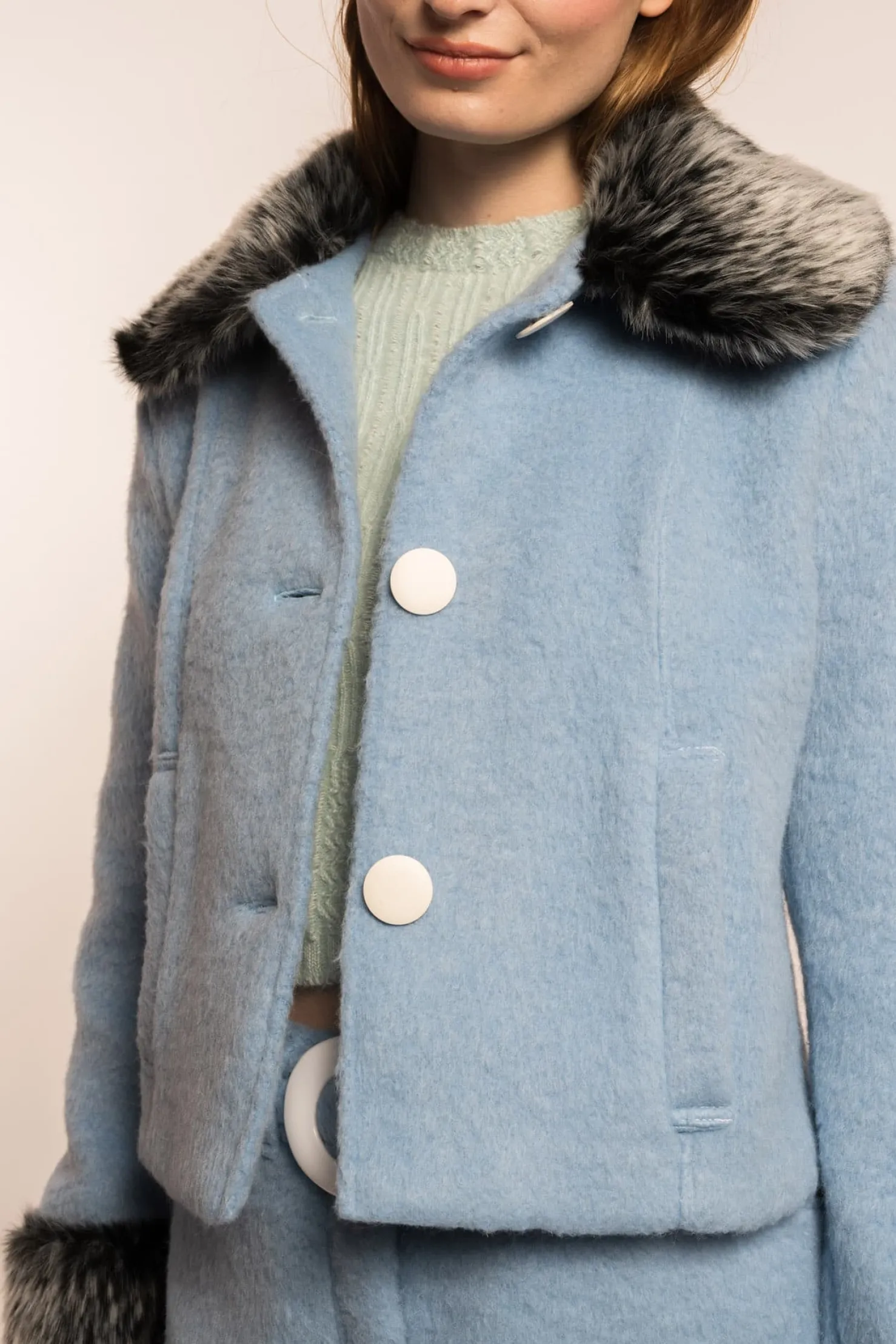 MaisonCléo Vestes / Manteaux>COUP DE FOUDRE défilé LOOK 10 – Veste en laine bleu ciel col fausse fourrure noire et grise