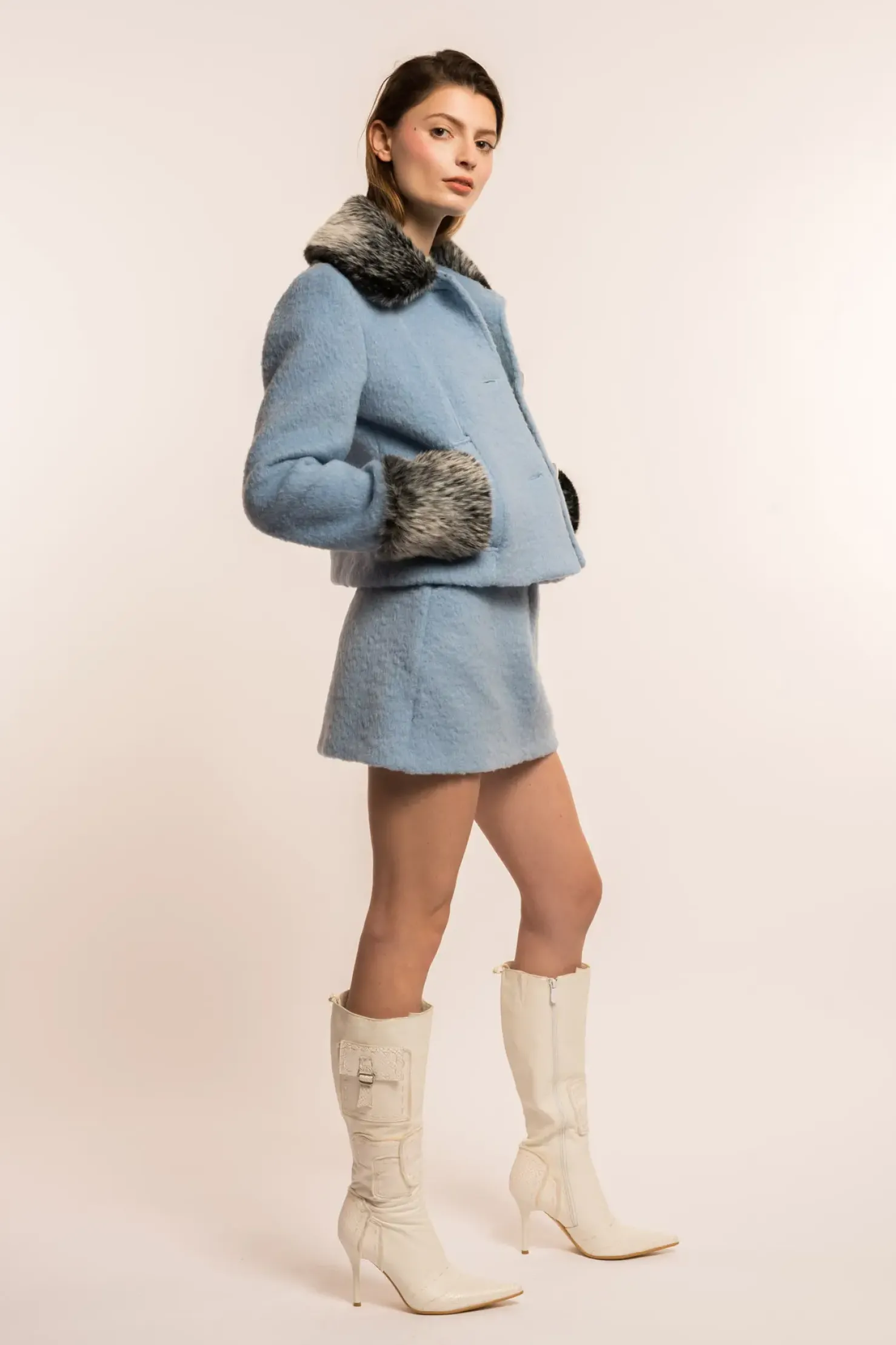 MaisonCléo Vestes / Manteaux>COUP DE FOUDRE défilé LOOK 10 – Veste en laine bleu ciel col fausse fourrure noire et grise