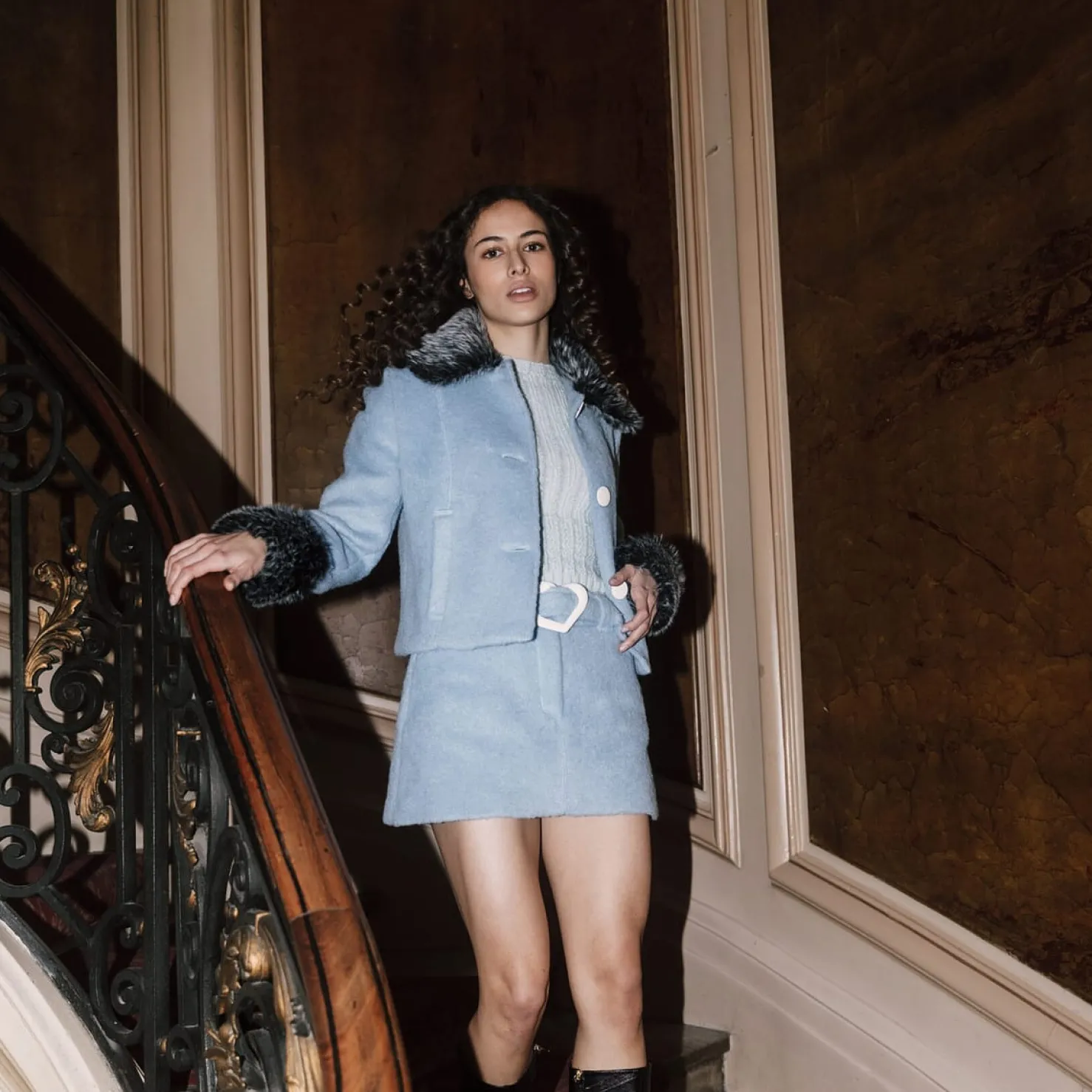 MaisonCléo Vestes / Manteaux>COUP DE FOUDRE défilé LOOK 10 – Veste en laine bleu ciel col fausse fourrure noire et grise