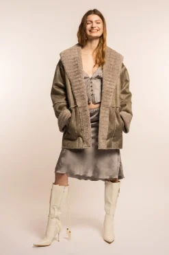 MaisonCléo Vestes / Manteaux>COUP DE FOUDRE défilé LOOK 6 – Veste grise en faux cuir de mouton retourné et fausse fourrure