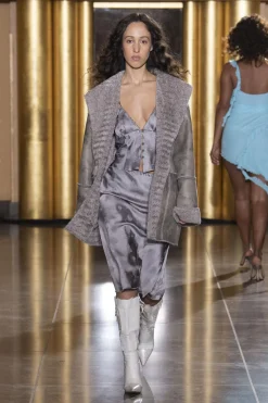 MaisonCléo Vestes / Manteaux>COUP DE FOUDRE défilé LOOK 6 – Veste grise en faux cuir de mouton retourné et fausse fourrure