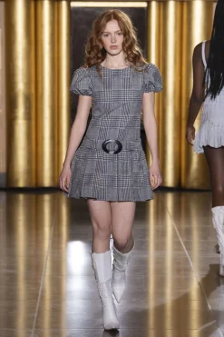 MaisonCléo Robes>COUP DE FOUDRE défilé LOOK 26 – Robe babydoll plissée en tweed motif pied-de-poule tartan