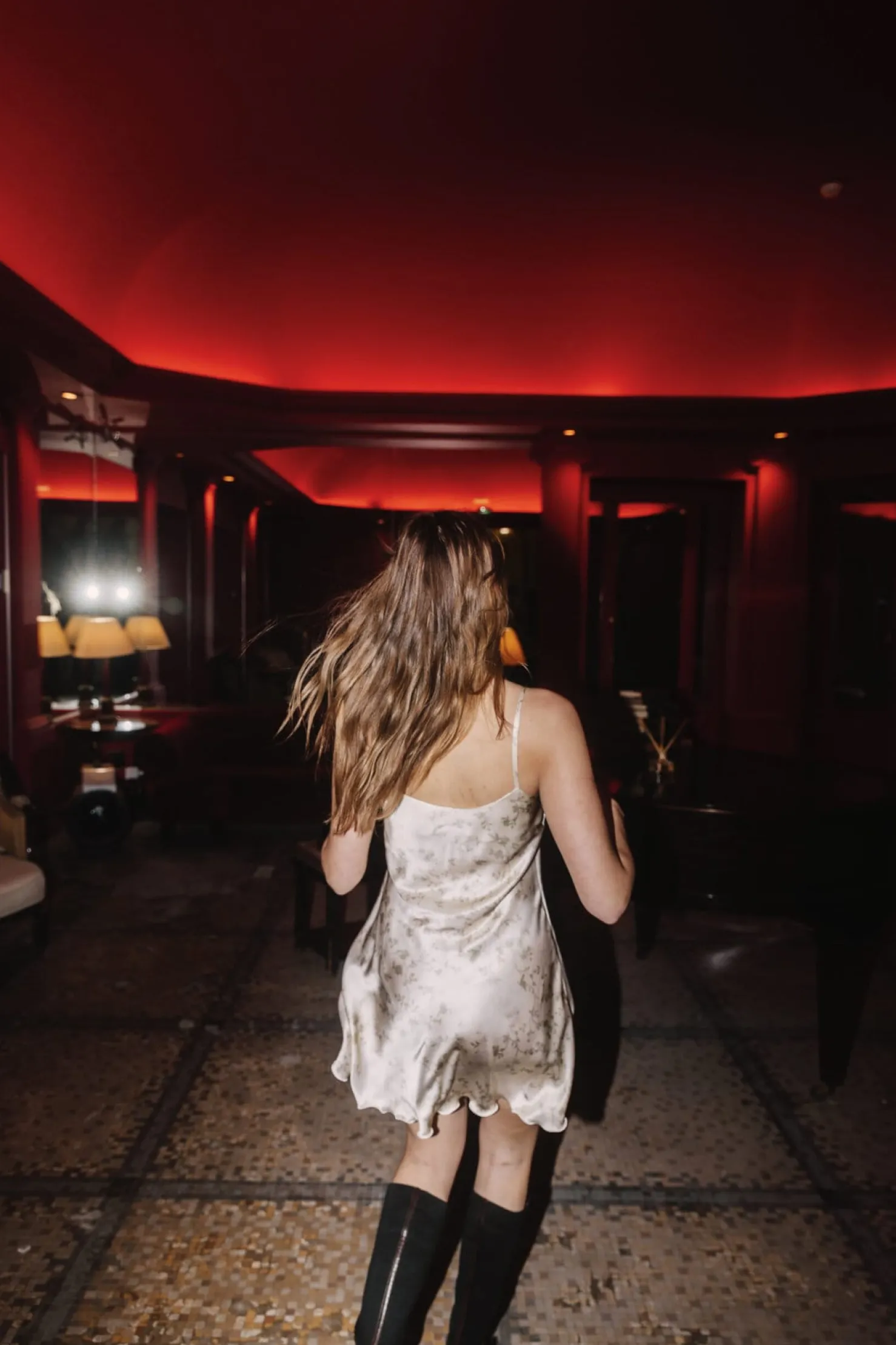 MaisonCléo Robes>COUP DE FOUDRE défilé LOOK 24 – Robe babydoll en satin de soie doré à motif fleuries