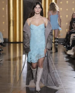 MaisonCléo Robes>COUP DE FOUDRE défilé LOOK 22 – Robe à bretelles avec armature en dentelle bleu océan brillante volantée
