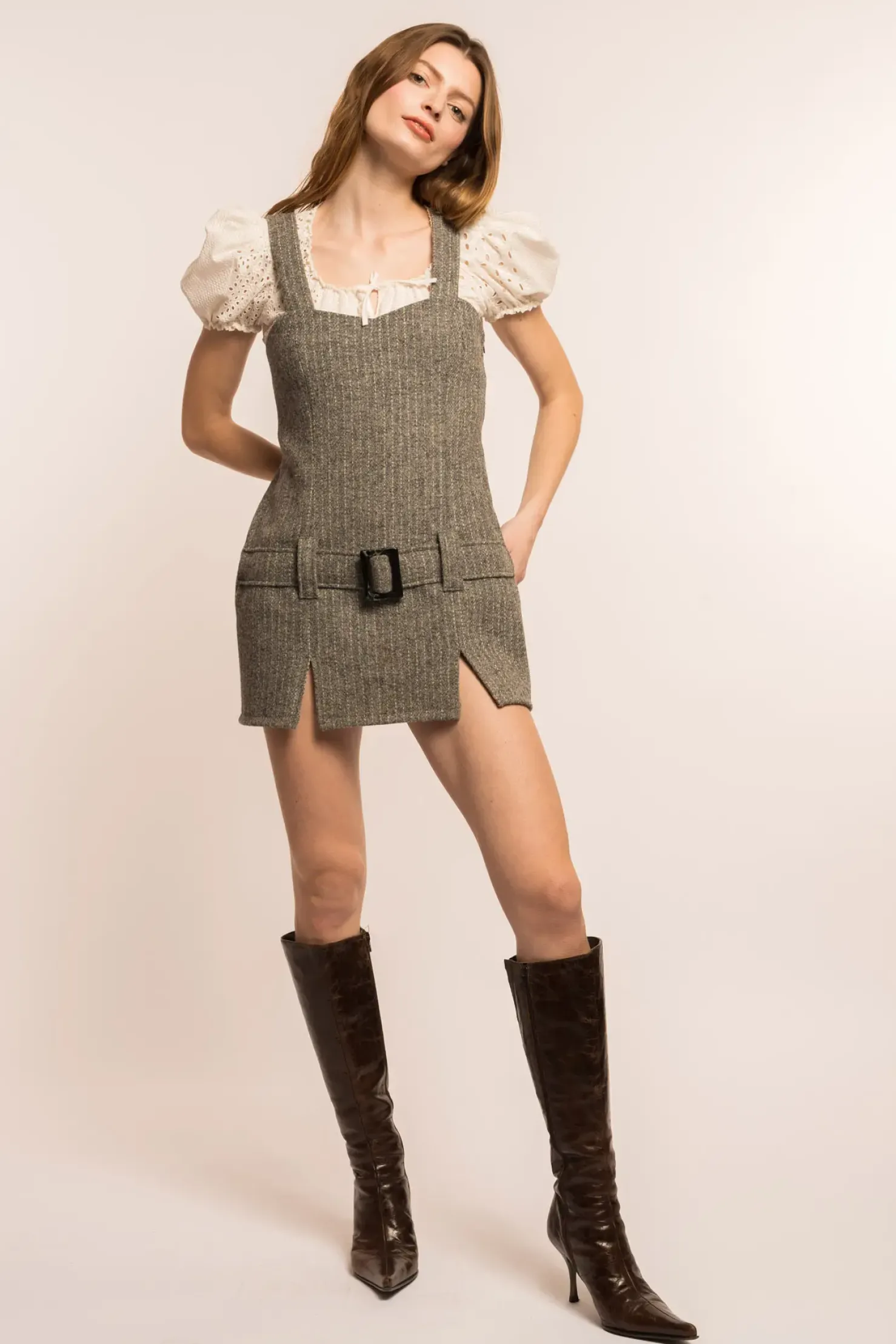 MaisonCléo Robes>COUP DE FOUDRE défilé LOOK 13 – Robe courte ceinturée en laine fine tailleur grise à rayures
