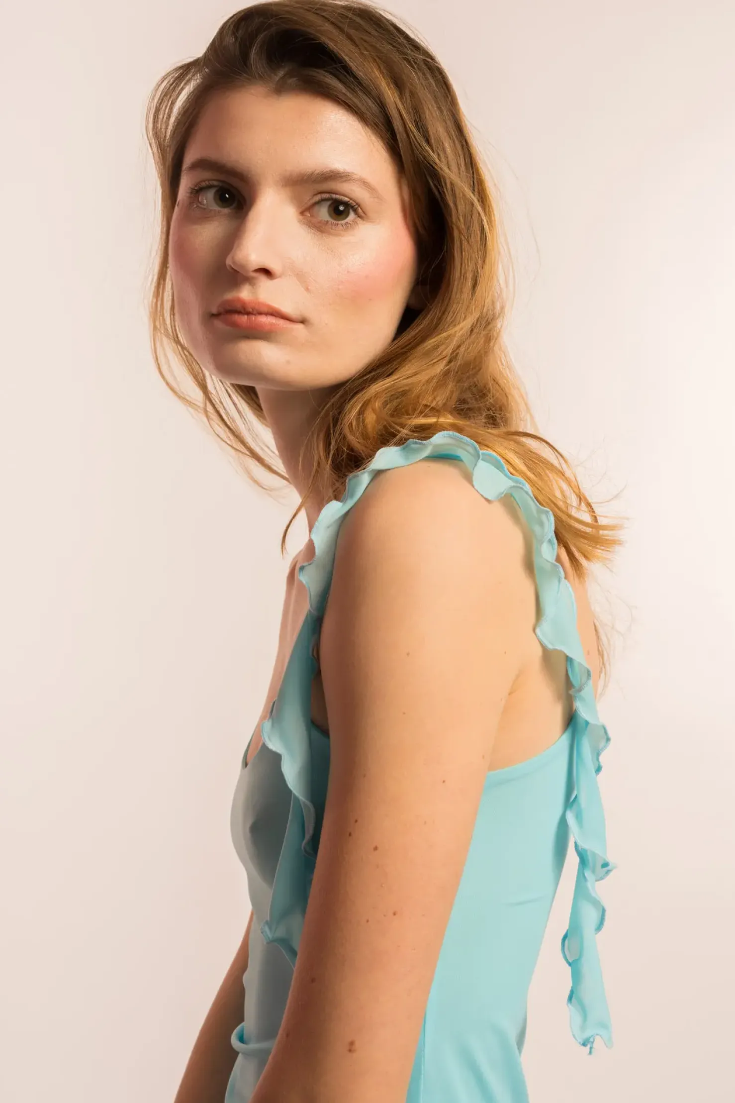 MaisonCléo Robes>COUP DE FOUDRE défilé LOOK 5 – Robe méduse asymétrique à bretelles bleu turquoise volantée