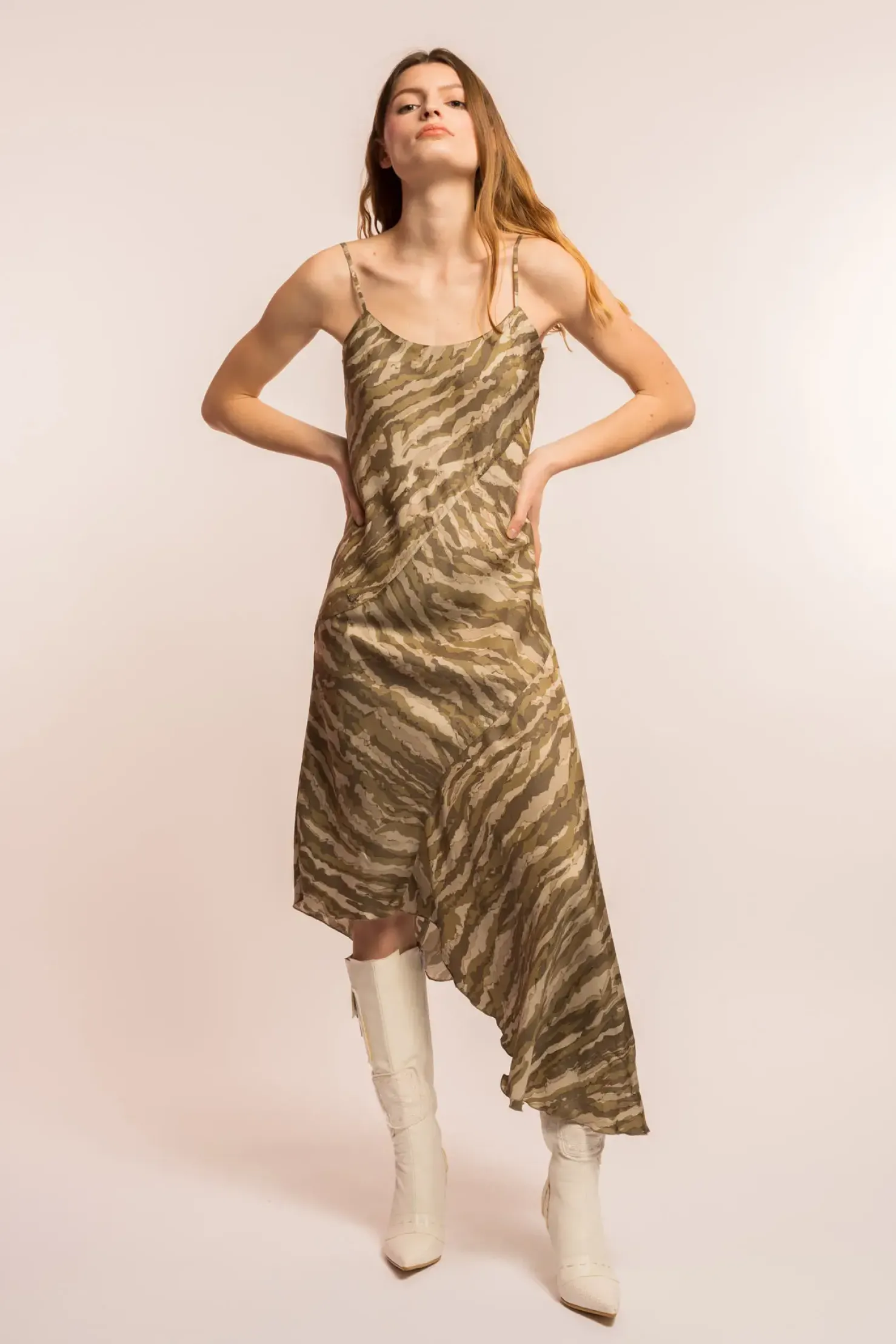 MaisonCléo Robes>COUP DE FOUDRE défilé LOOK 4 – Longue robe asymétrique à motif camouflage brillant