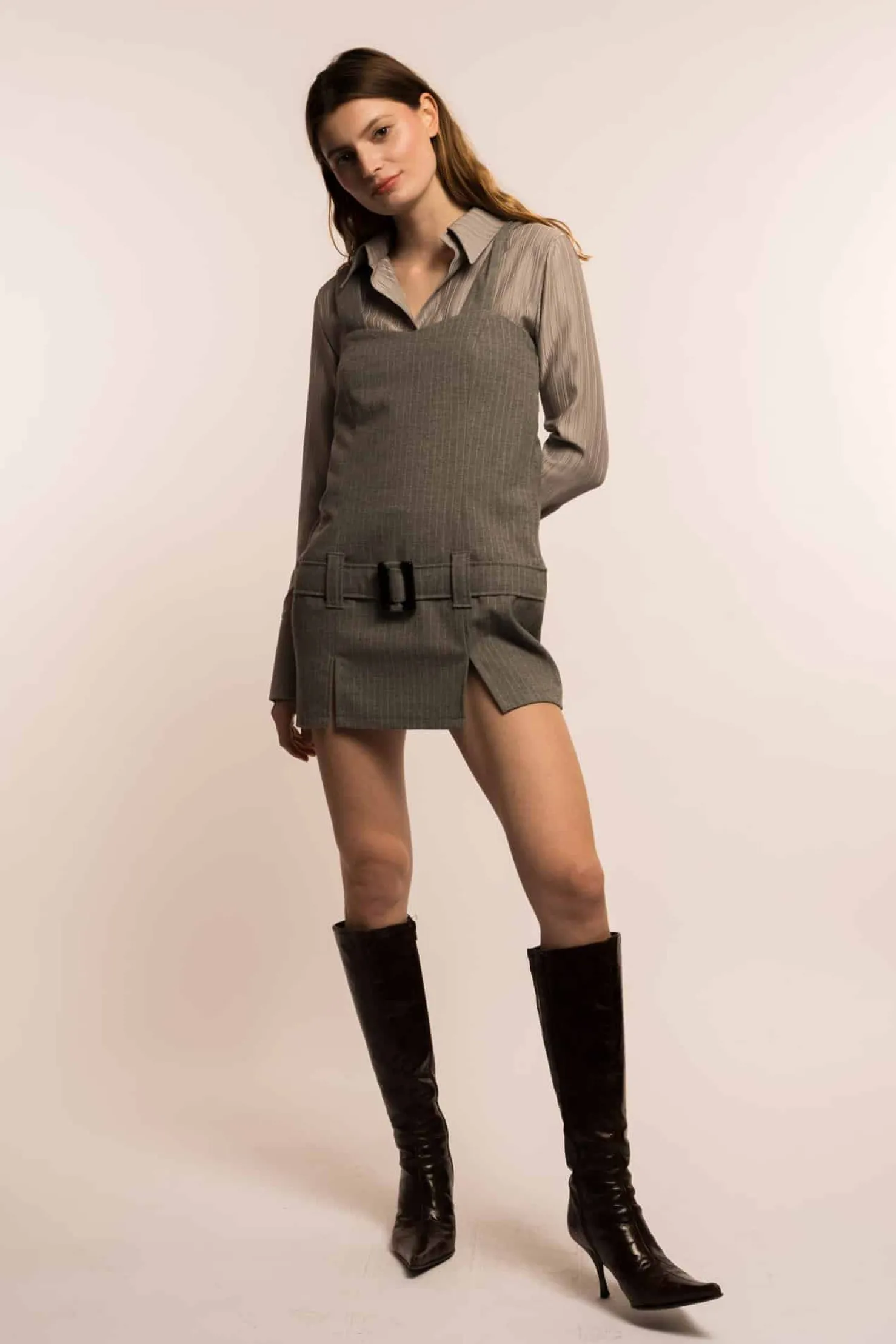MaisonCléo Robes>COUP DE FOUDRE défilé LOOK 13 – Robe courte ceinturée en laine grise à rayures seconde version