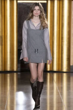 MaisonCléo Robes>COUP DE FOUDRE défilé LOOK 13 – Robe courte ceinturée en laine grise à rayures seconde version