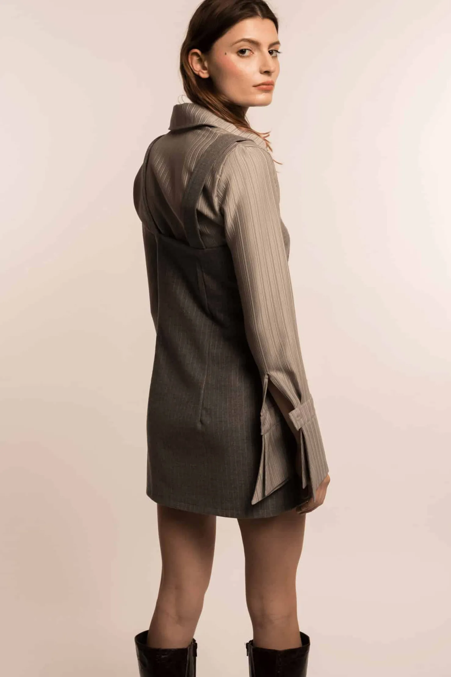 MaisonCléo Robes>COUP DE FOUDRE défilé LOOK 13 – Robe courte ceinturée en laine grise à rayures seconde version