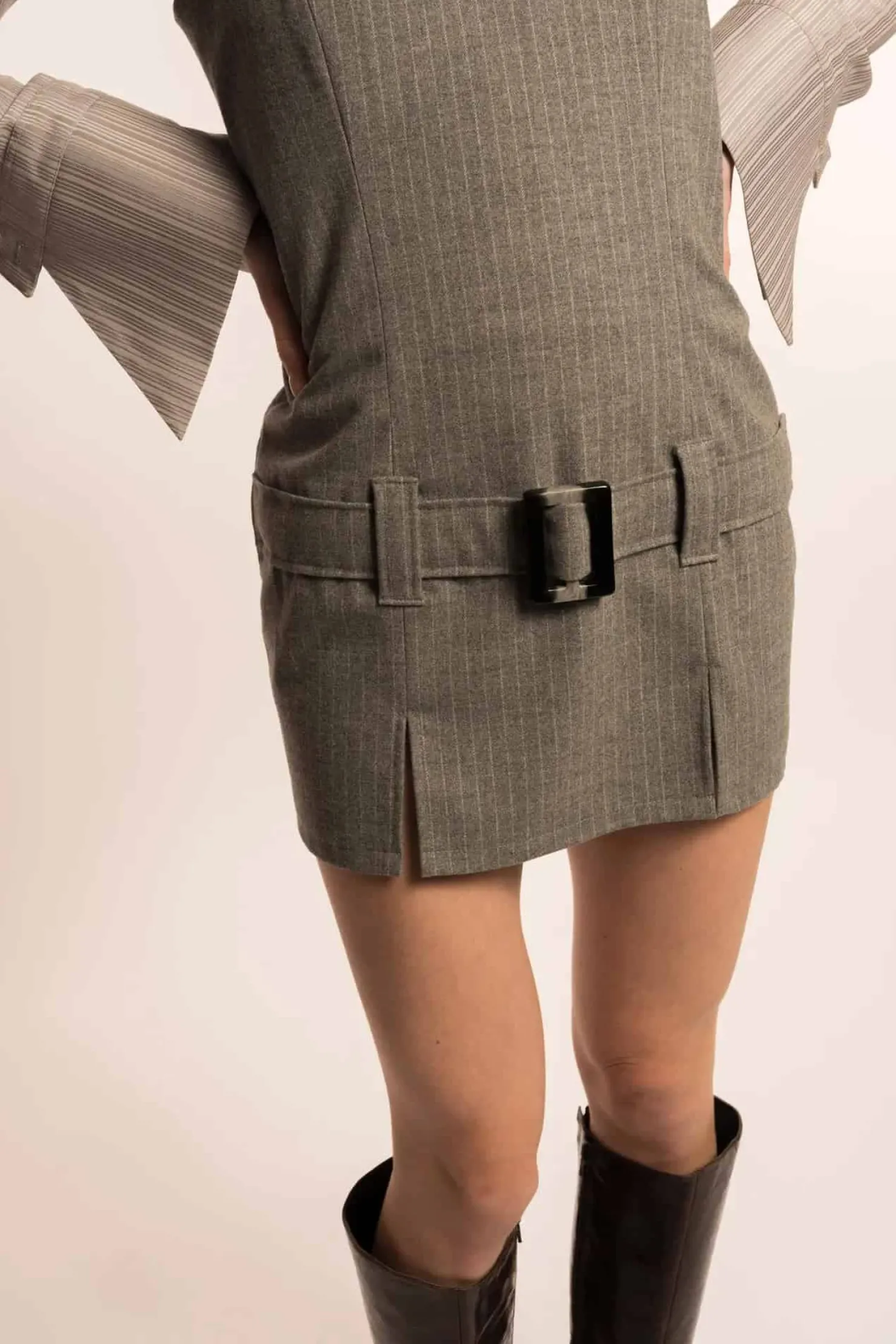 MaisonCléo Robes>COUP DE FOUDRE défilé LOOK 13 – Robe courte ceinturée en laine grise à rayures seconde version