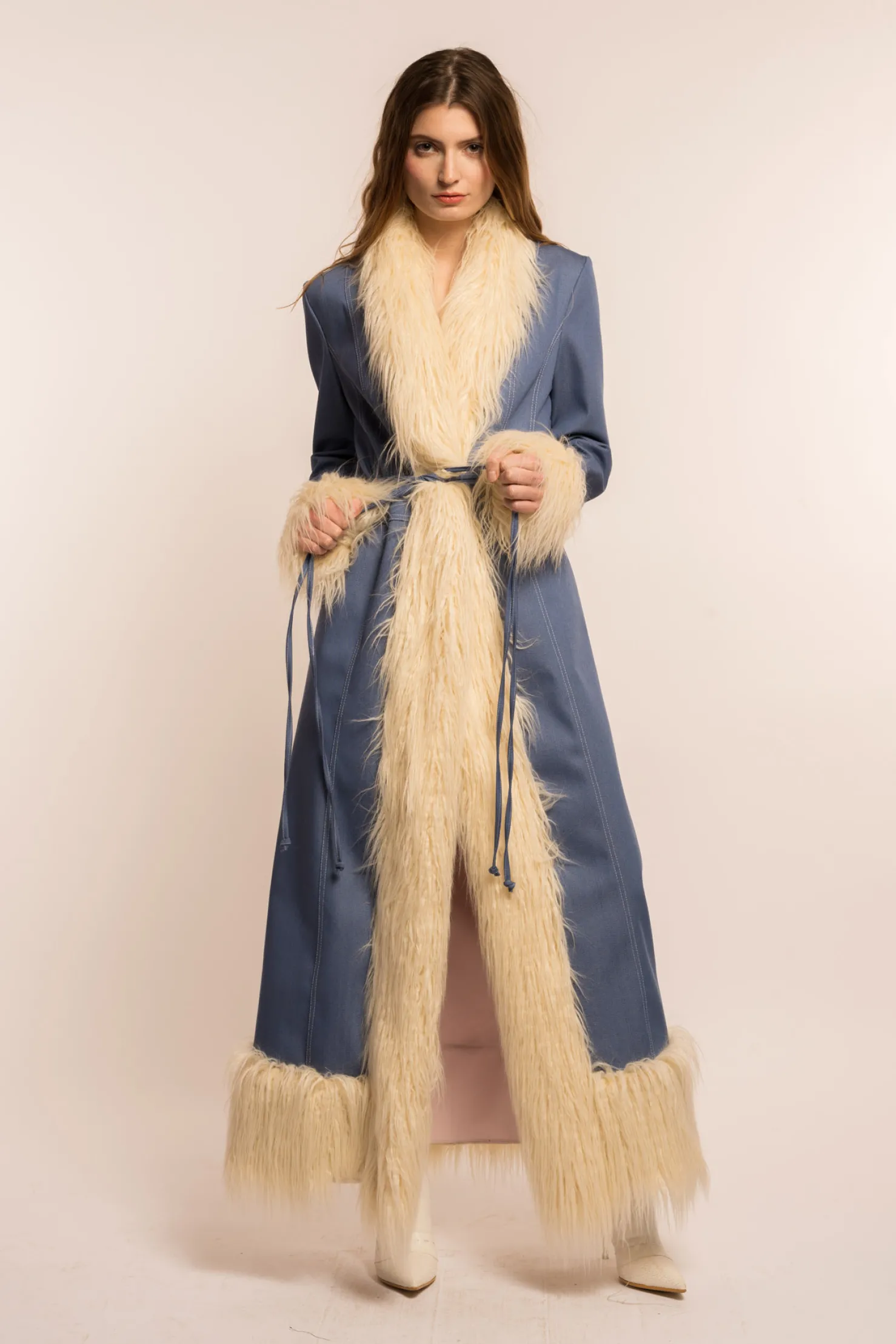 MaisonCléo Tops>COUP DE FOUDRE défilé LOOK 1 – Manteau maxi en denim bleu clair et fausse fourrure agneau de Mongolie écrue
