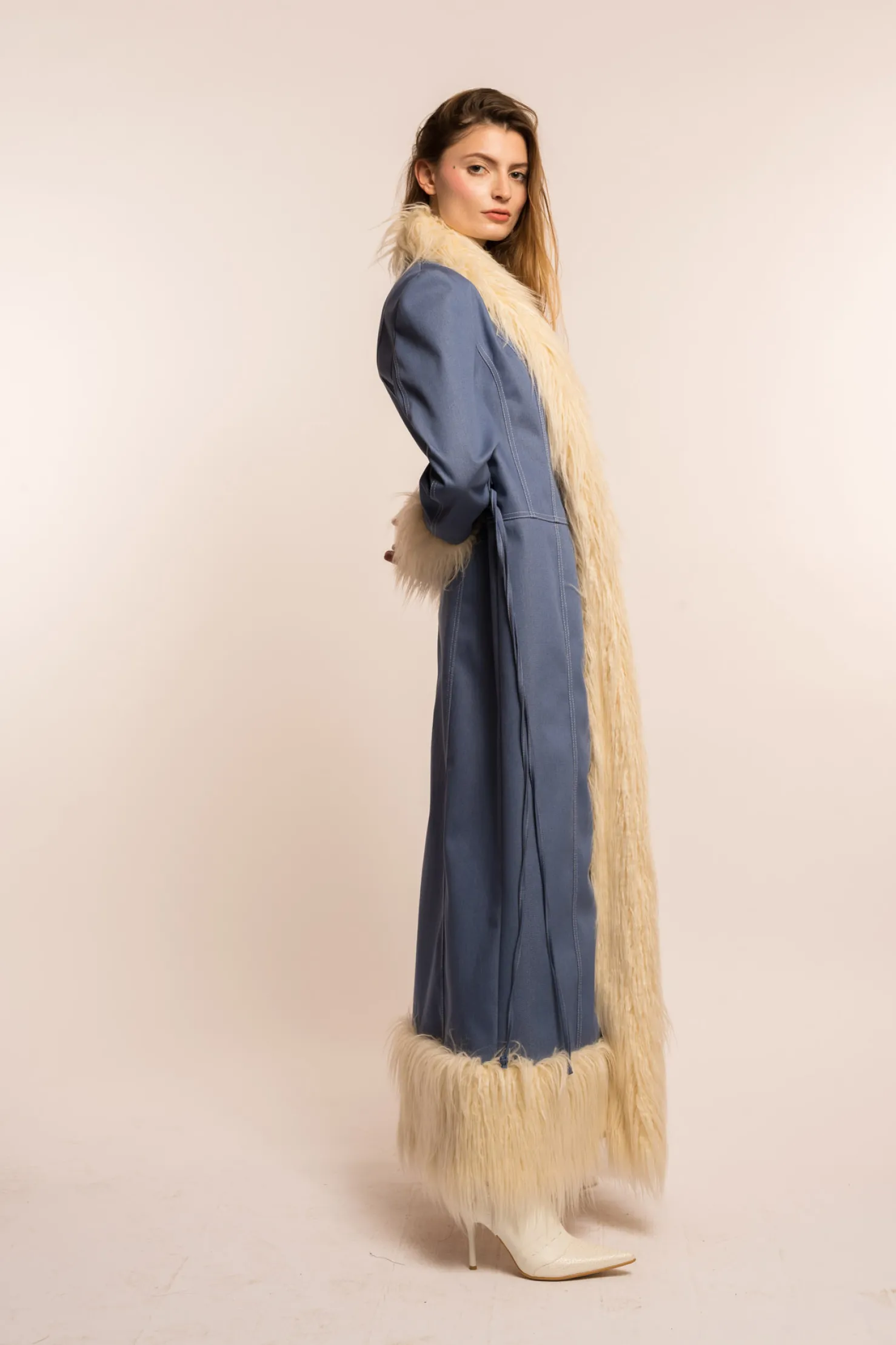 MaisonCléo Tops>COUP DE FOUDRE défilé LOOK 1 – Manteau maxi en denim bleu clair et fausse fourrure agneau de Mongolie écrue