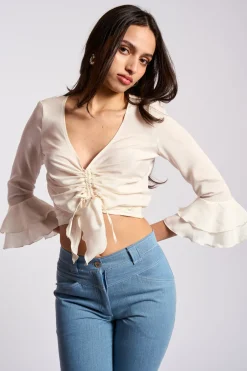 MaisonCléo Blouses|Tops>COUP DE FOUDRE II – Top froncé à manches 3/4 volantées crème en soie