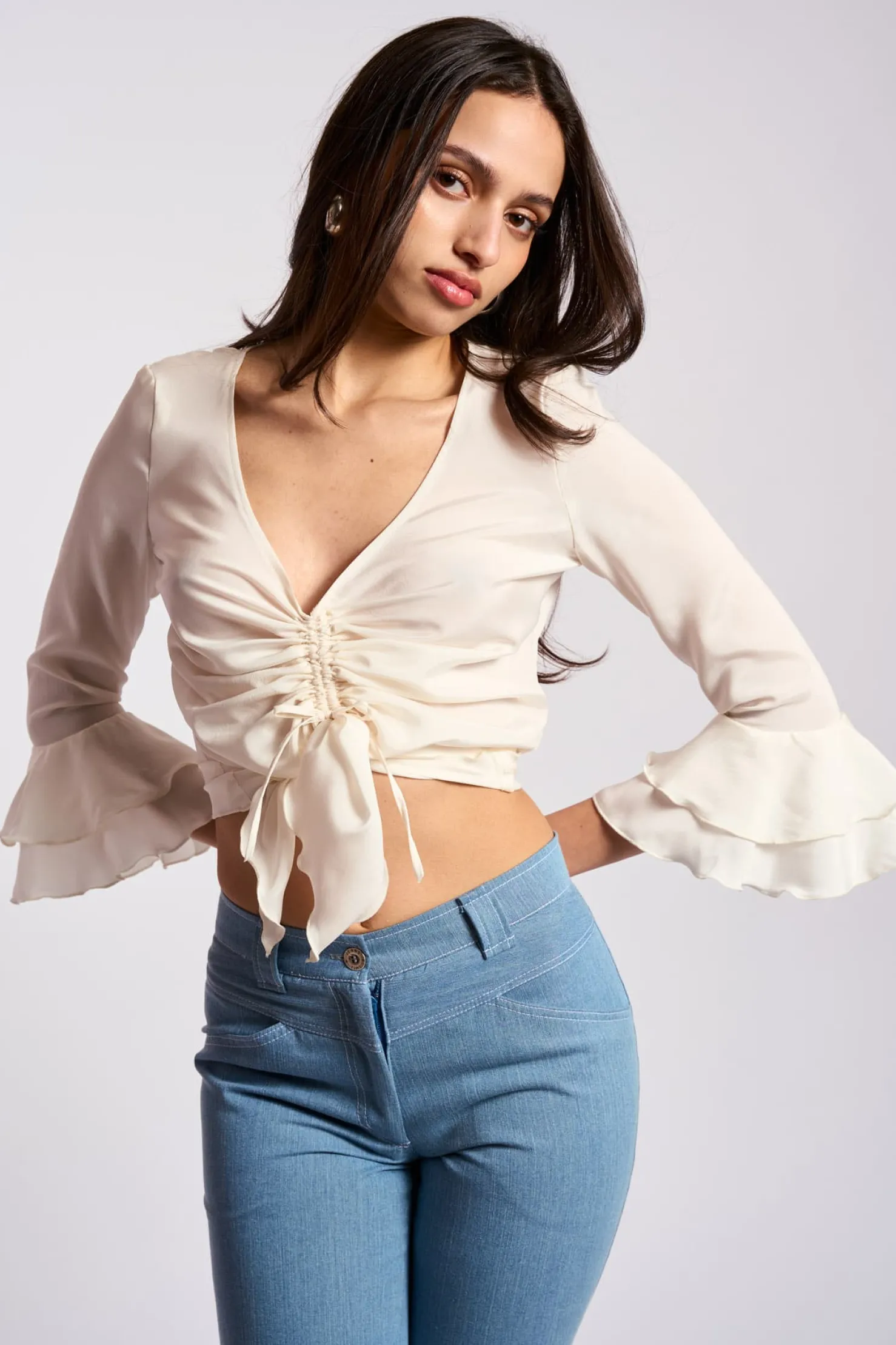 MaisonCléo Blouses|Tops>COUP DE FOUDRE II – Top froncé à manches 3/4 volantées crème en soie