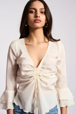 MaisonCléo Blouses|Tops>COUP DE FOUDRE II – Top froncé à manches 3/4 volantées crème en soie