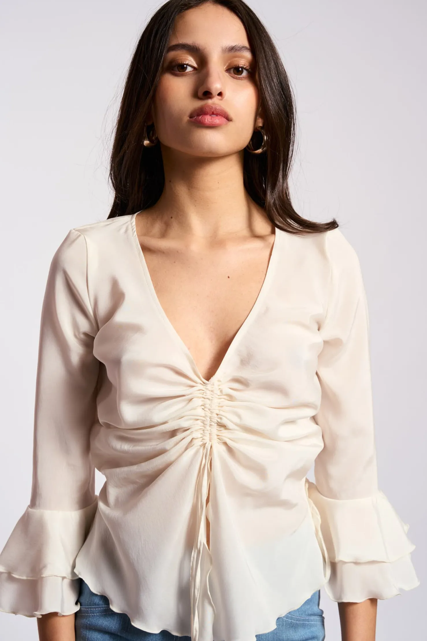 MaisonCléo Blouses|Tops>COUP DE FOUDRE II – Top froncé à manches 3/4 volantées crème en soie