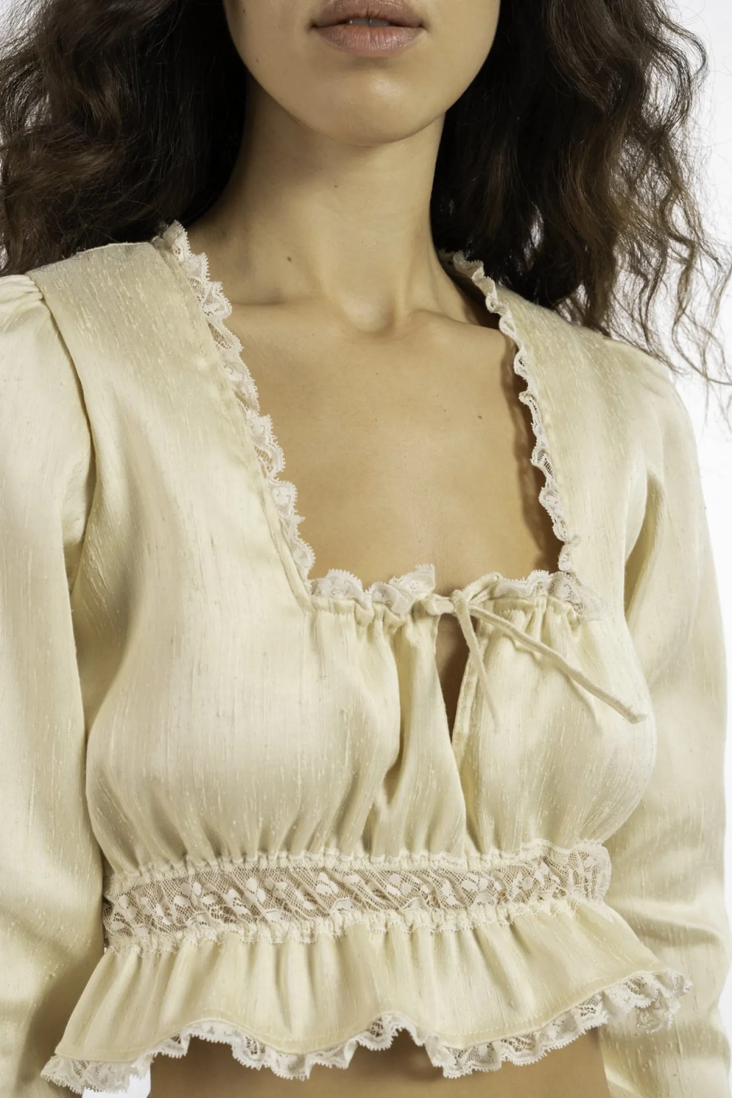 MaisonCléo Blouses|Tops>FW22 RUNWAY LOOK 2 – Blouse beige en soie et dentelle ANNABELLE