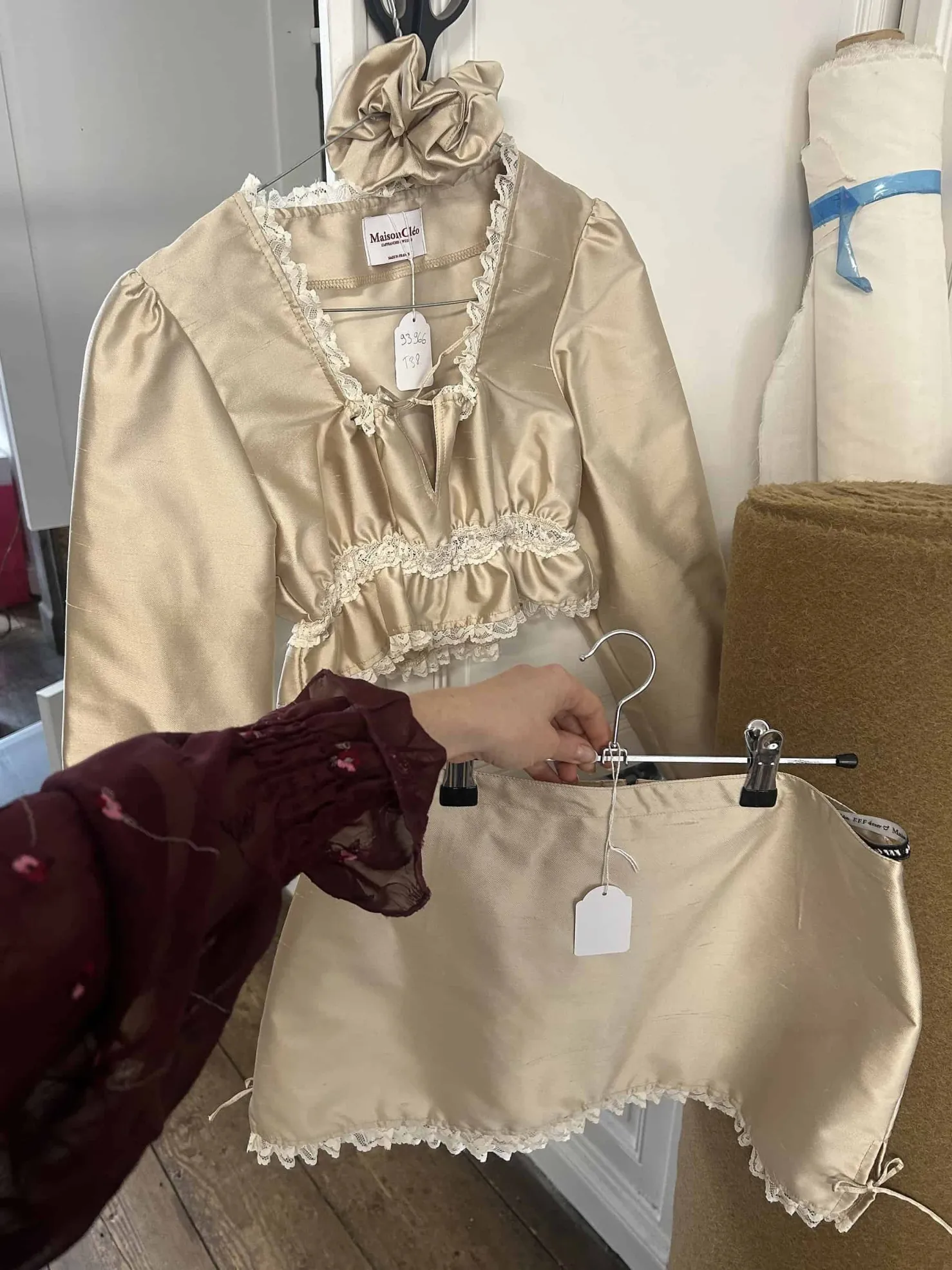 MaisonCléo Blouses|Tops>FW22 RUNWAY LOOK 2 – Blouse beige en soie et dentelle ANNABELLE