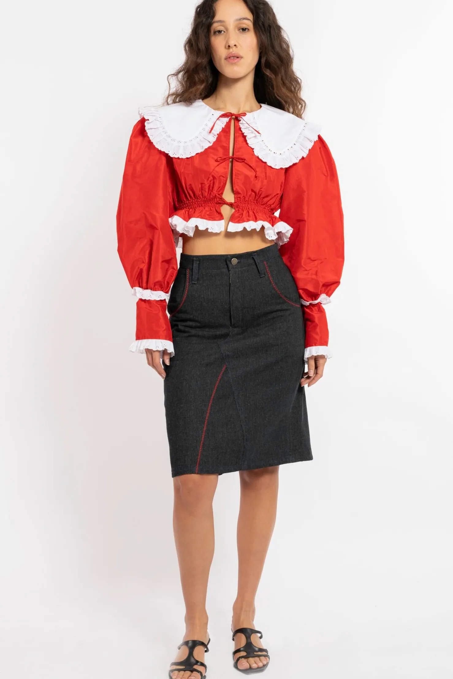 MaisonCléo Blouses|Tops>FW22 RUNWAY LOOK 8 – Blouse en soie sauvage rouge avec col rond blanc DIANA