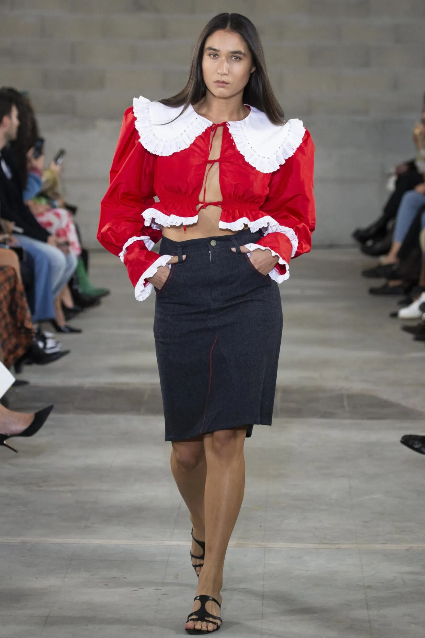 MaisonCléo Blouses|Tops>FW22 RUNWAY LOOK 8 – Blouse en soie sauvage rouge avec col rond blanc DIANA