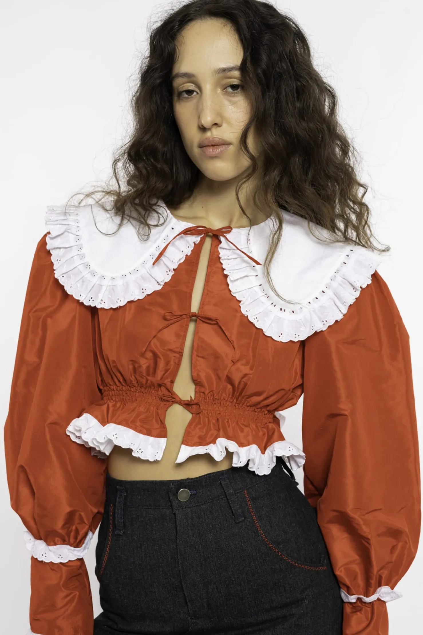 MaisonCléo Blouses|Tops>FW22 RUNWAY LOOK 8 – Blouse en soie sauvage rouge avec col rond blanc DIANA