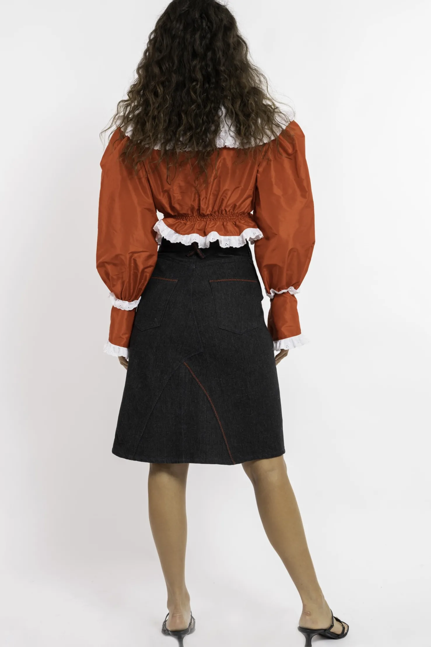 MaisonCléo Blouses|Tops>FW22 RUNWAY LOOK 8 – Blouse en soie sauvage rouge avec col rond blanc DIANA