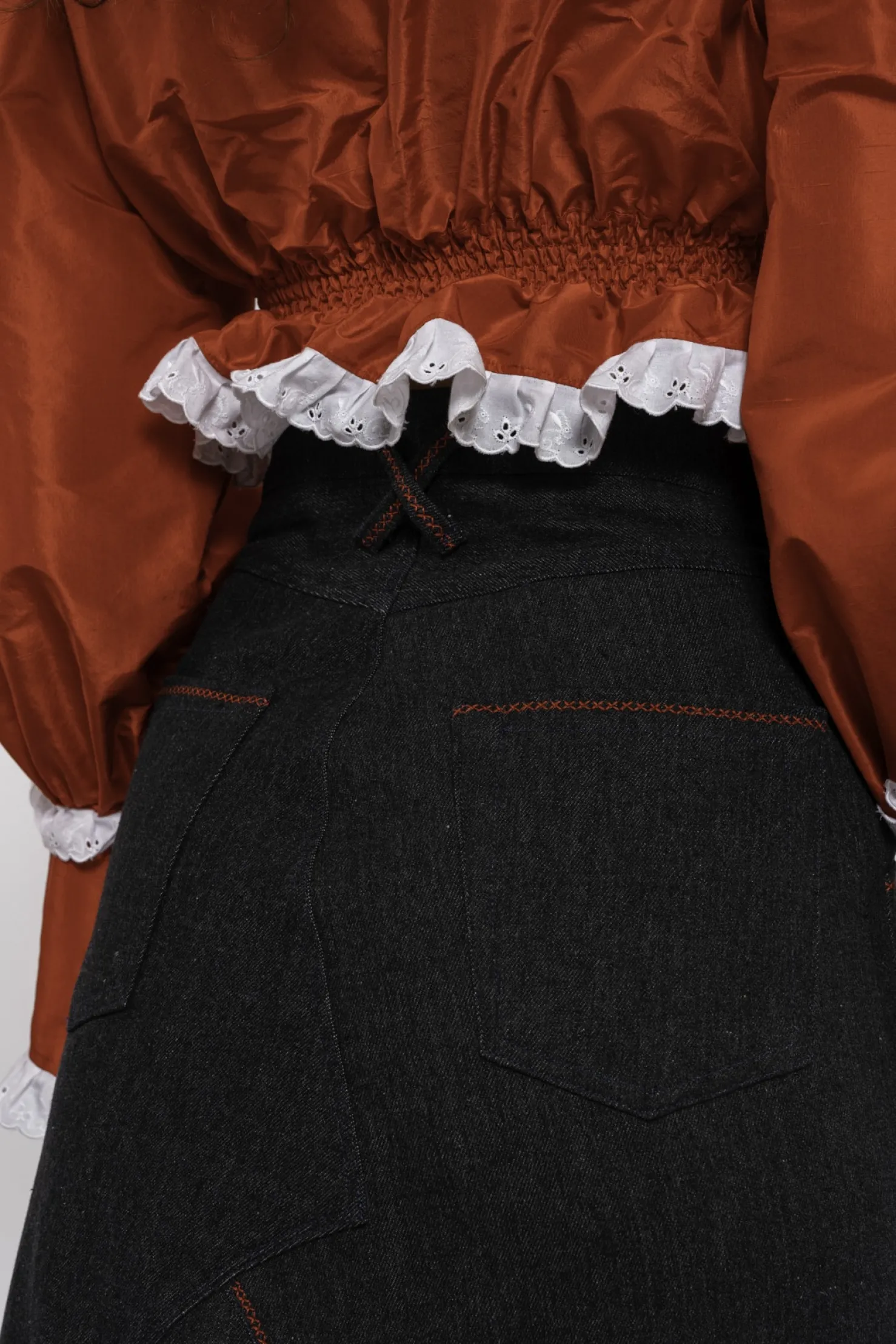 MaisonCléo Blouses|Tops>FW22 RUNWAY LOOK 8 – Blouse en soie sauvage rouge avec col rond blanc DIANA
