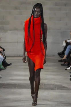 MaisonCléo Écharpes>FW22 RUNWAY LOOK 27 – Écharpe fausse fourrure rouge vif