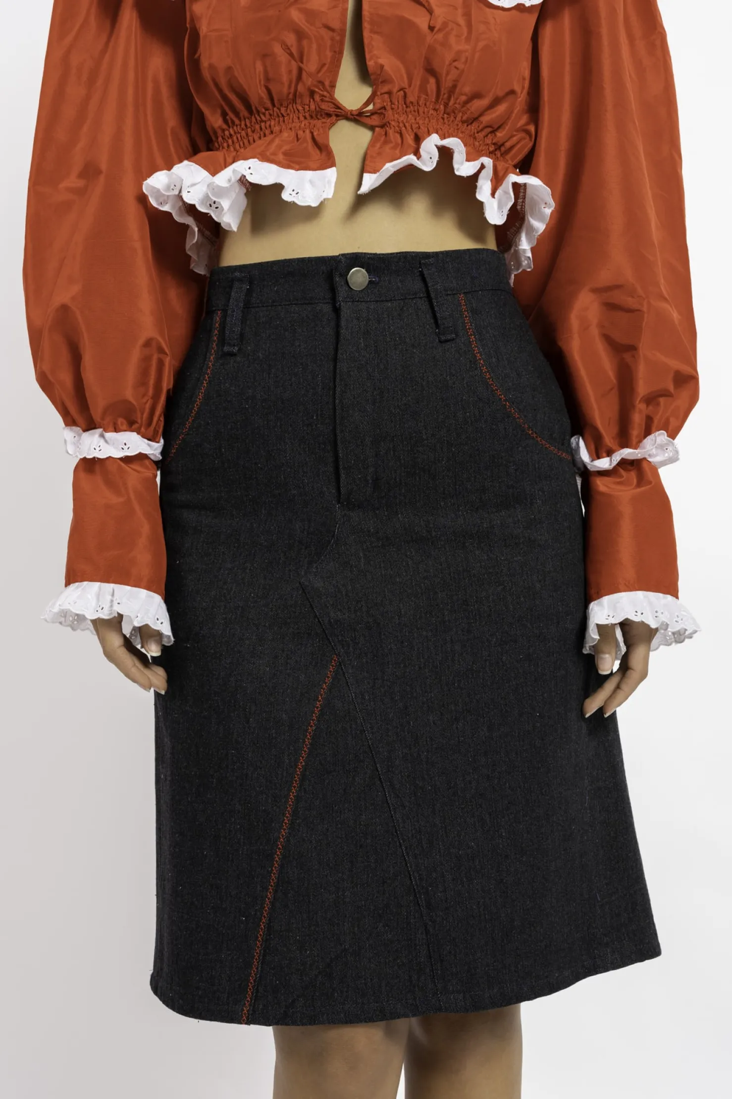 MaisonCléo Jupes>FW22 RUNWAY LOOK 8 – Jupe en denim mi-longue avec détails rouges CHRISTY