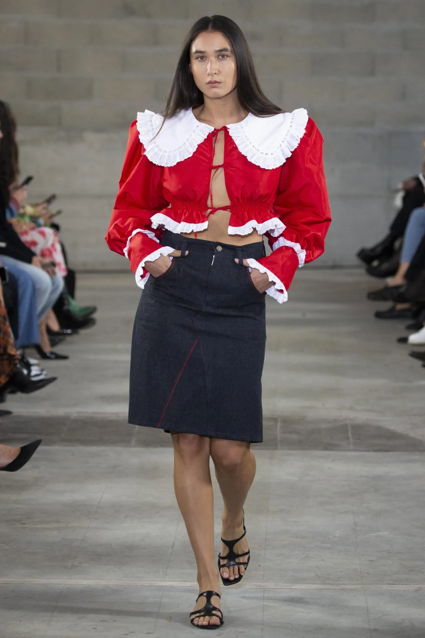 MaisonCléo Jupes>FW22 RUNWAY LOOK 8 – Jupe en denim mi-longue avec détails rouges CHRISTY