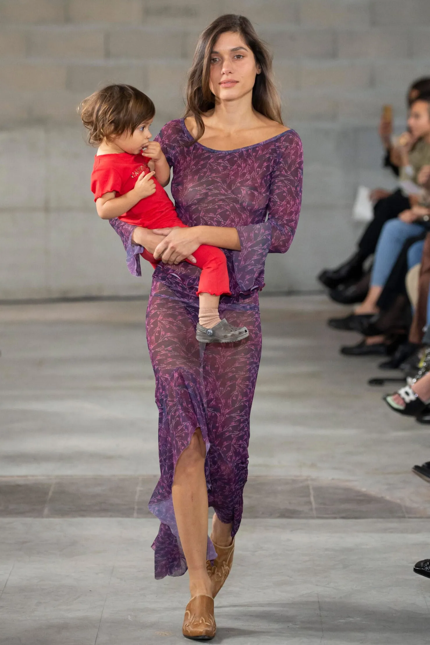 MaisonCléo Jupes>FW22 RUNWAY LOOK 10 – Jupe longue volantée motif fleurs bordeaux et violet en mesh LOUISA