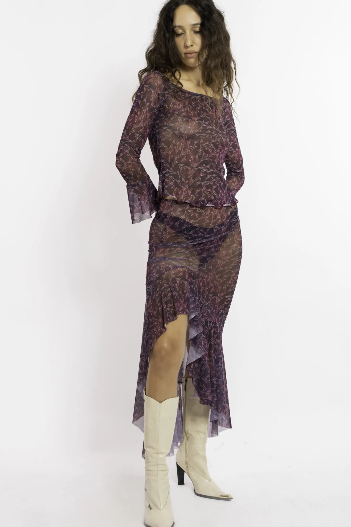 MaisonCléo Jupes>FW22 RUNWAY LOOK 10 – Jupe longue volantée motif fleurs bordeaux et violet en mesh LOUISA