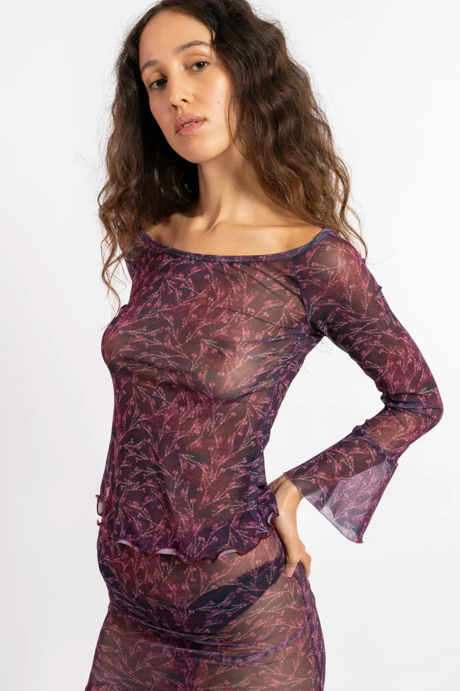 MaisonCléo Jupes>FW22 RUNWAY LOOK 10 – Jupe longue volantée motif fleurs bordeaux et violet en mesh LOUISA