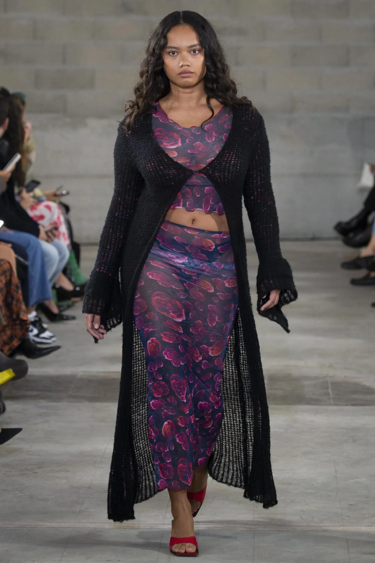 MaisonCléo Jupes>FW22 RUNWAY LOOK 23 – Jupe longue en mesh motif roses rouges BLAIR