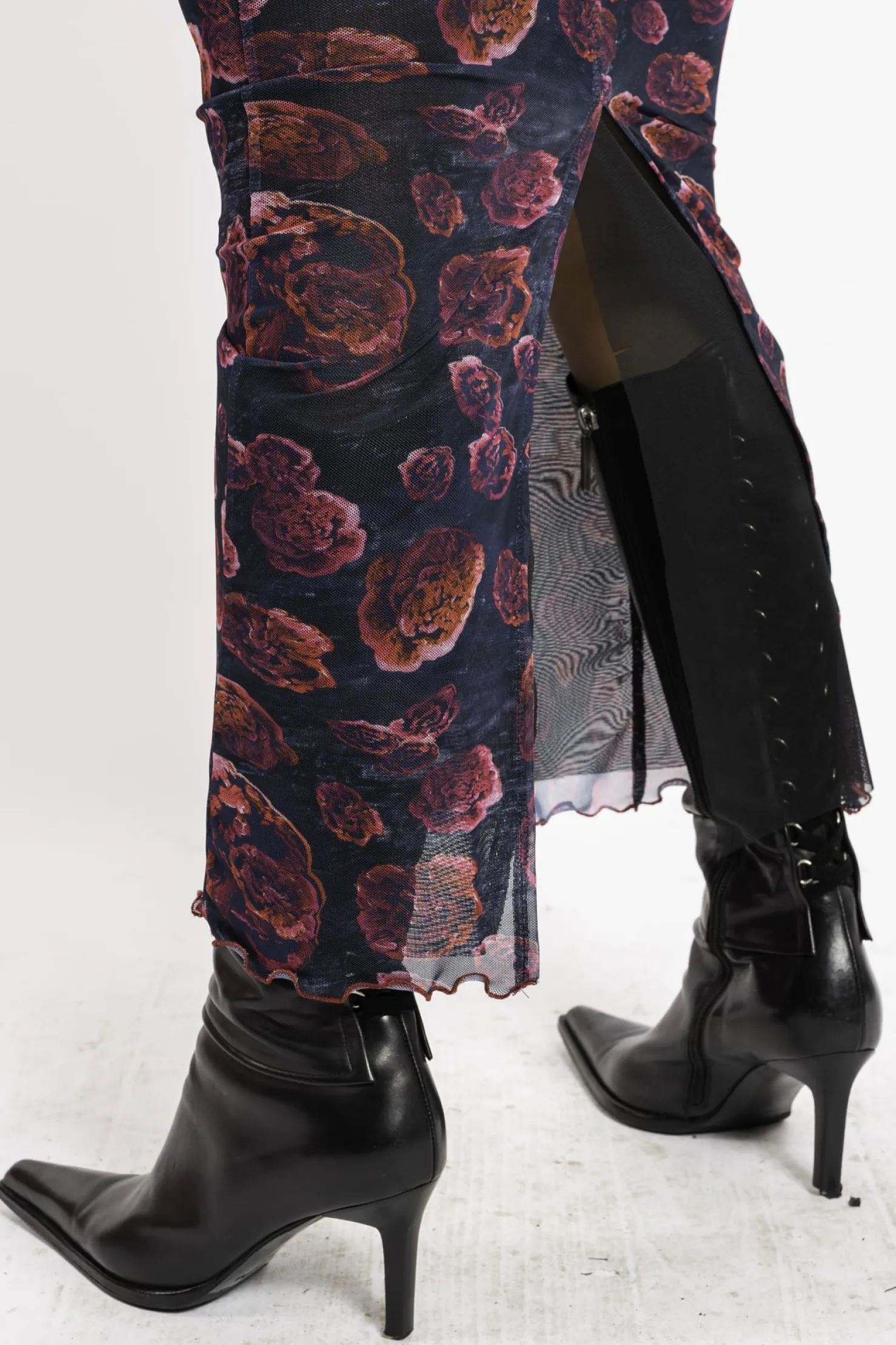 MaisonCléo Jupes>FW22 RUNWAY LOOK 23 – Jupe longue en mesh motif roses rouges BLAIR
