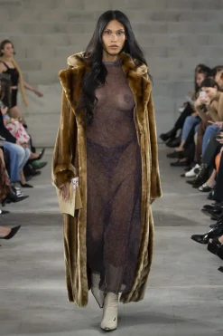 MaisonCléo Vestes / Manteaux>FW22 RUNWAY LOOK 5 – Manteau marron clair long en fausse fourrure GIULIA