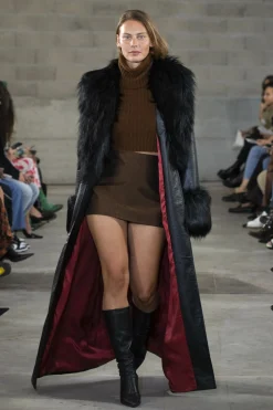 MaisonCléo Vestes / Manteaux>FW22 RUNWAY LOOK 22 – Manteau en faux cuir et fausse fourrure noir SUZIE
