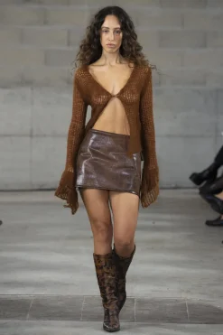 MaisonCléo Jupes>FW22 RUNWAY LOOK 1 – Mini jupe en faux cuir vieilli marron JADE