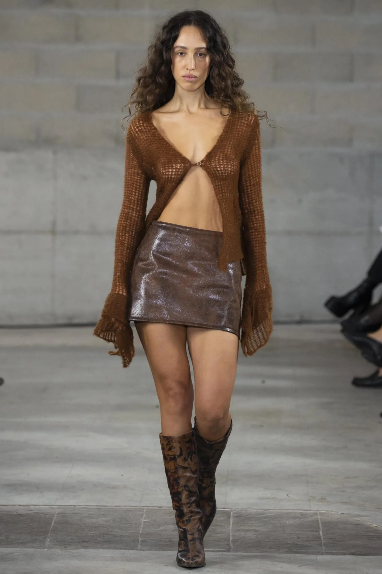 MaisonCléo Jupes>FW22 RUNWAY LOOK 1 – Mini jupe en faux cuir vieilli marron JADE